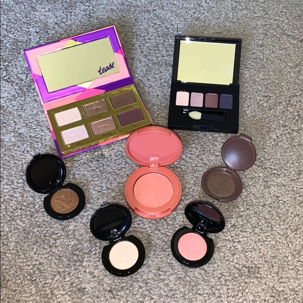 Lot of eyeshadow and 1 blush